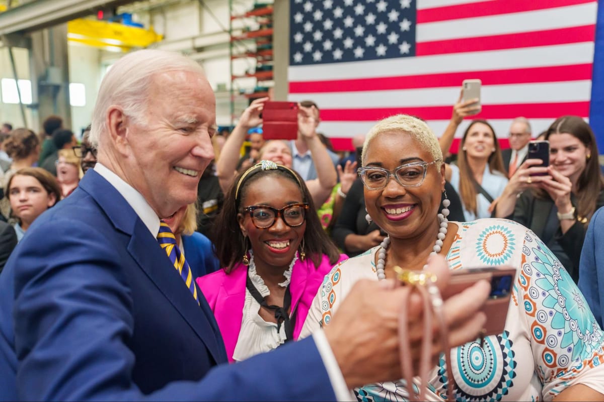 Tổng thống Joe Biden trở lại Nhà Trắng sau khi âm tính với COVID-19