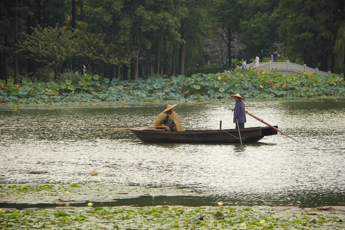 Tục ngữ "Người có phúc không tất bật, người vô phúc chạy đứt ruột gan" chứa đựng ý nghĩa sâu xa