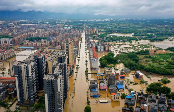 Lũ lụt trăm năm có một ở Quảng Đông, tàu biển va vào trụ cầu và chìm