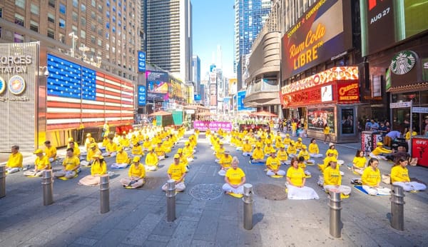 Người tập Pháp Luân Công ở Quảng trường Thời đại, du khách khen ngợi "Chân, Thiện, Nhẫn"